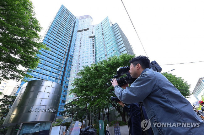 검찰, 건진법사 의혹 '윤 전 대통령 부부 사저' 아크로비스타 압수수색