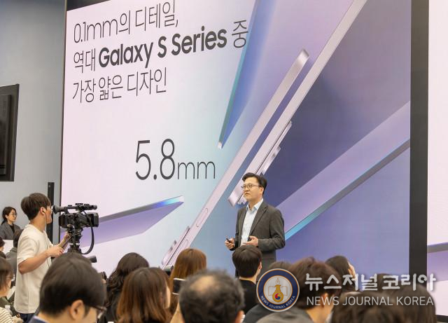 삼성 강남에서 진행된 ‘갤럭시 S25 엣지’ 공개 행사에서 삼성전자 MX사업부 스마트폰개발1팀 문성훈 부사장이 ‘갤럭시 S25 엣지’를 소개하고 있다