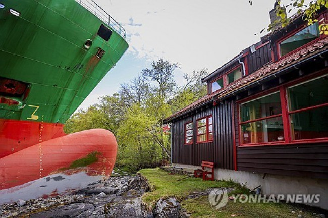 좌초해 주택 앞마당 덮친 컨테이너선