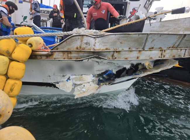 충돌로 파손된 어선