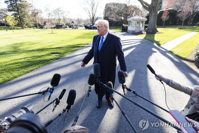 지난 3월 F-47에 대해 설명하는 트럼프 대통령