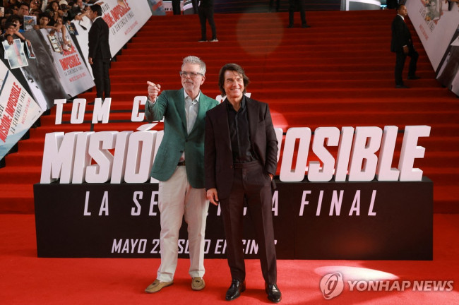 지난 20일 멕시코에서 '미션 임파서블 8' 홍보하는 톰 크루즈(오른쪽)
