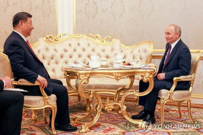 크렘린궁에서 차 마시며 대화하는 푸틴 대통령과 시진핑 주석