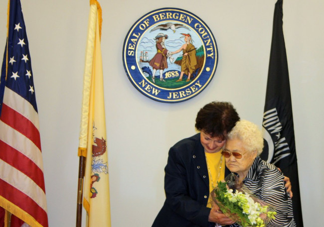 위안부 피해 이옥선 할머니, 미국 버겐카운티 기림비 방문