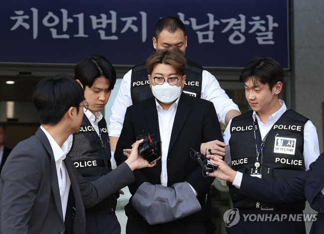 취재진 앞에 선 김호중