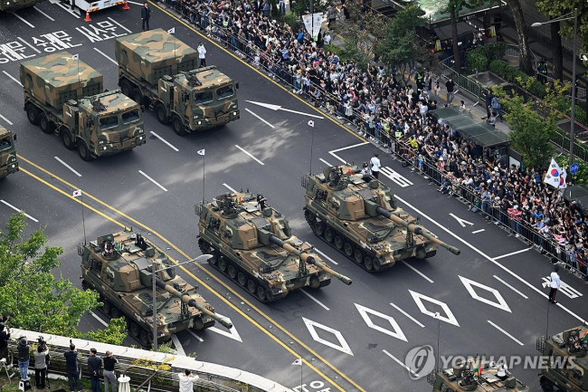 시가지 행진하는 K-9 자주포