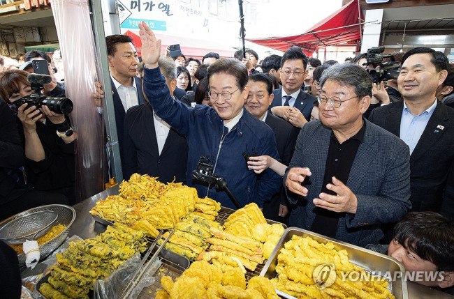 철원 시민들에게 인사하는 이재명 후보