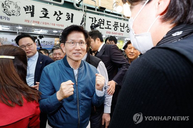 상인 격려하는 국민의힘 김문수 후보