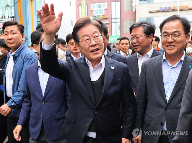 시민들에게 인사하는 이재명 후보