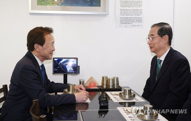 만찬 회동 나선 한덕수 예비후보