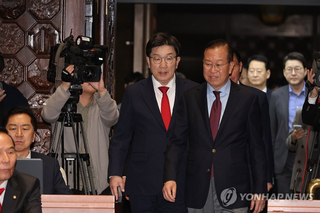 의총 참석하는 권영세-권성동