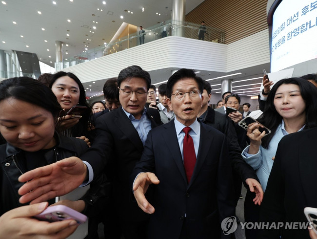 취재진에 둘러싸인 김문수