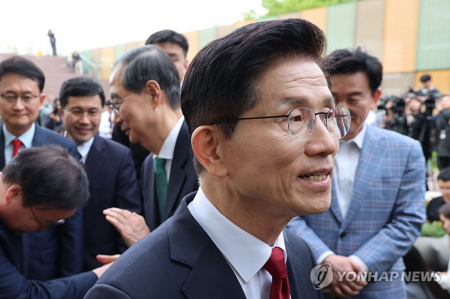 회동 마치고 인사하는 김문수-한덕수