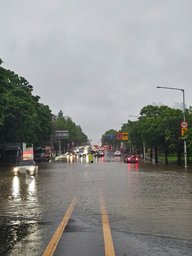 경기북부 폭우로 도로 침수 피해