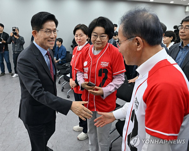 윤재옥 총괄선거대책본부장과 인사하는 김문수 대선 후보