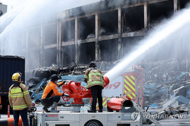 화재 진압하는 소방대원들