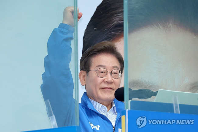 방탄 유리 안 지지 호소하는 이재명 후보