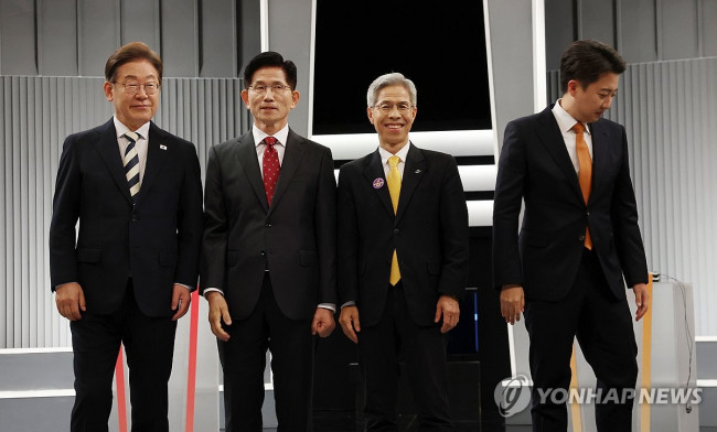 대선 2차 후보자 토론회 기념 촬영 마치고