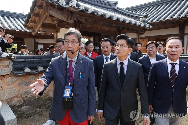 김문수 후보, 육영수 여사 생가에서