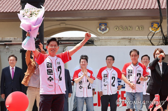 평택 시민들에 인사하는 김문수 후보