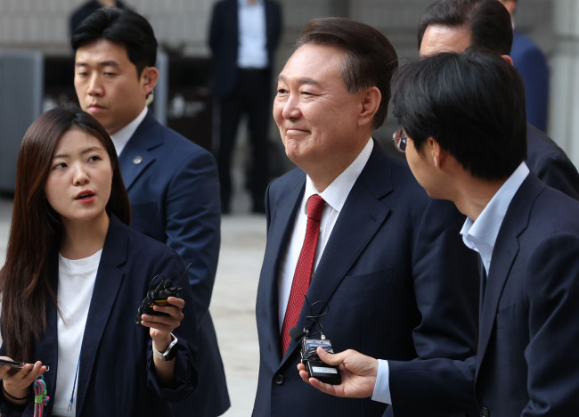 취재진 질문 받으며 법정 떠나는 윤석열 전 대통령