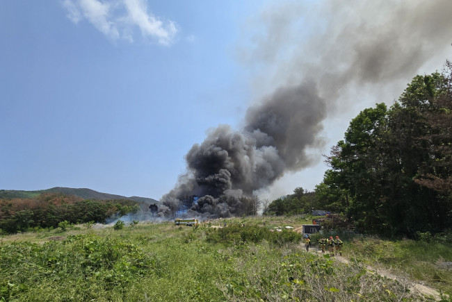 포항서 초계기 추락…치솟는 연기