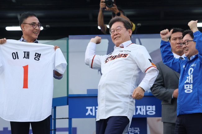 송진우의 21번 유니폼 입고 21대 대선 향해 힘찬 투구