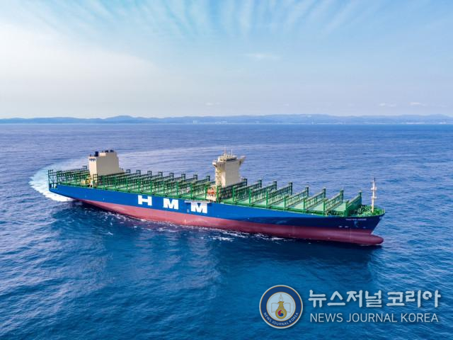 HD한국조선해양이 지난 2024년 건조해 인도한 1만3000TEU급 컨테이너 운반선의 시운전 모습