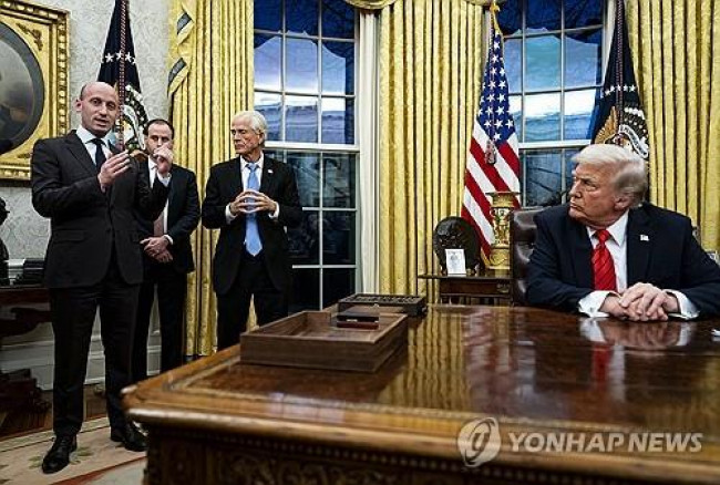 트럼프 대통령과 밀러 부비서실장(맨왼쪽)