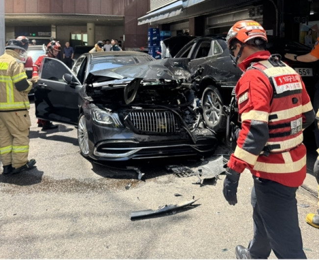 강남서 80대 몰던 승용차 식당으로 돌진…행인 4명 부상 