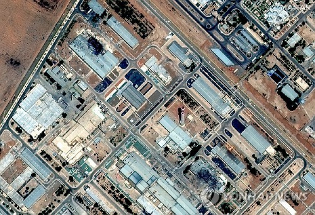막사가 위성으로 촬영한 이스파한 핵 시설 파괴 모습. 왼쪽 상부·오른쪽 하단 폭격