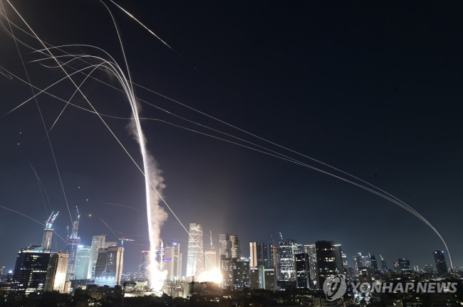 이스라엘 텔아비브 상공에서 가동된 아이언돔