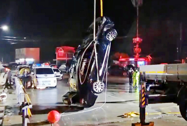 일가족 탑승 차량 인양하는 해경