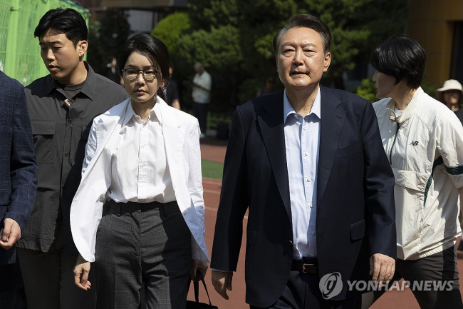 제21대 대통령 선거 투표 마친 윤석열 전 대통령 부부