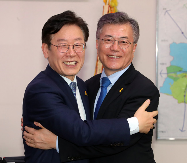 [이재명 당선 확실] 포옹하는 문재인-이재명