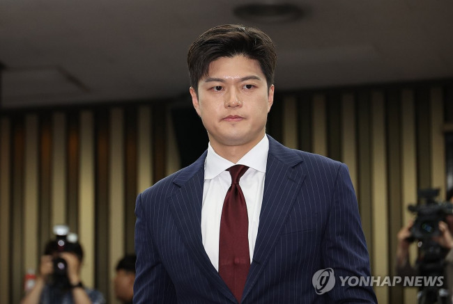 의총 참석하는 김용태 비대위원장