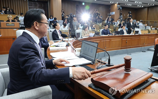 의사봉 두드리는 이종배 위원장