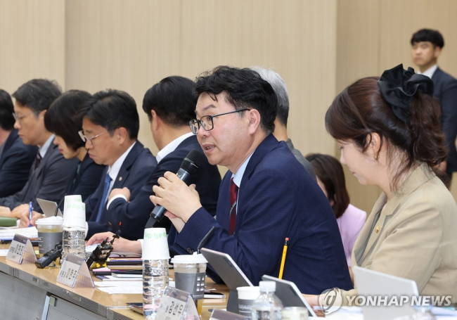 발언하는 이한주 위원장