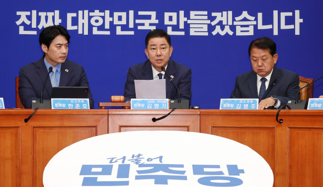 최고위원회의에서 발언하는 김병기 당 대표 직무대행