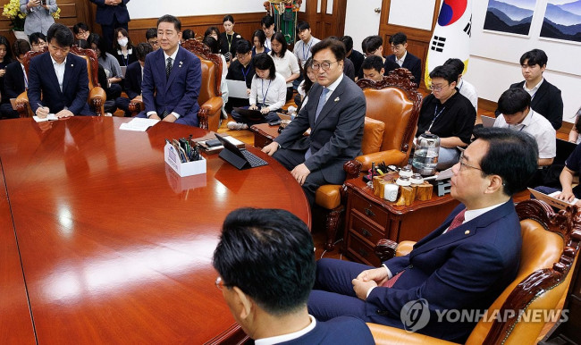 국회의장과 회동하는 여야 원내대표단