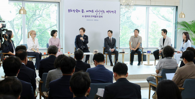 이재명 대통령 부부, 문화예술계 수상자와 간담회