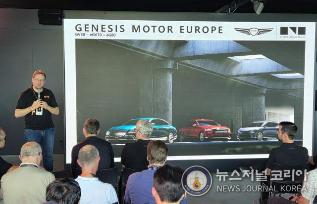 13일(현지시간) 프랑스 르망에서 열린 르망 24시(24 Hours of Le Mans) 행사장 내 제네시스 부스에서 자비에르 마르티넷 현대차 유럽권역본부장 겸 제네시스 유럽법인장이 발표하고 있는 모습