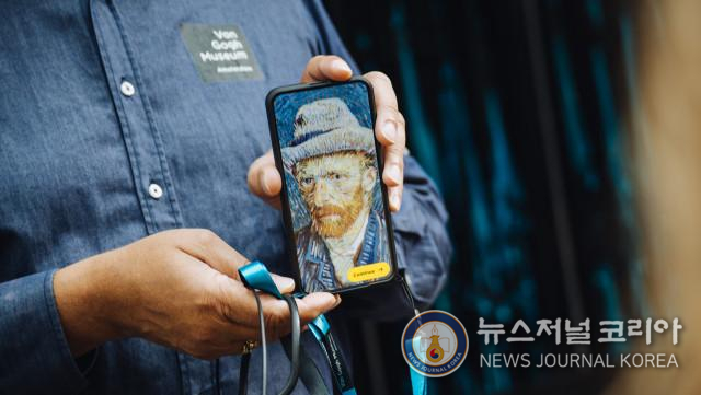 반고흐 미술관의 오디오 가이드 기기로 사용되는 갤럭시 S25+를 사용하는 모습