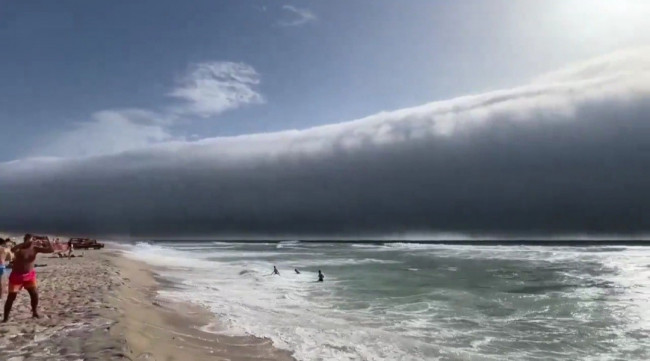 폭염이 만들어 낸 포르투갈 해안가의 두루마리 구름