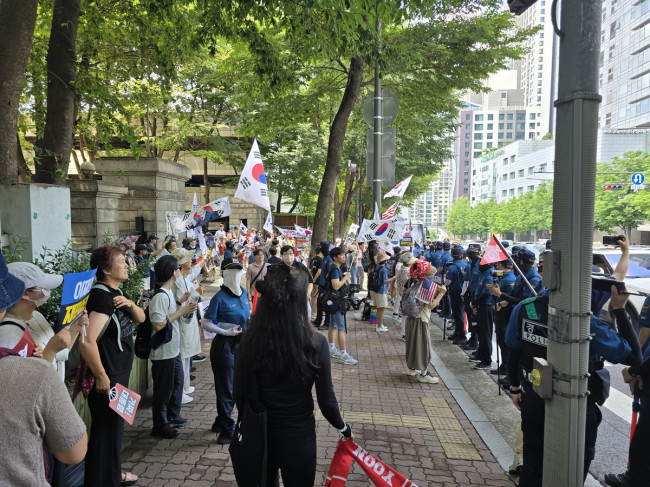 윤석열 전 대통령 사저 아크로비스타 맞은편 인도에 모인 지지자들