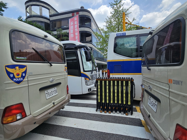 경찰 버스와 안전펜스로 막힌 법원 입구