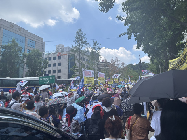 윤석열 전 대통령 영장실질심사가 열리는 서울중앙지방법원 인근에 모인 지지자들