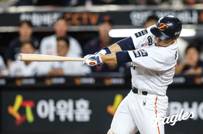 9회 끝내기 안타 때리는 한화의 문현빈