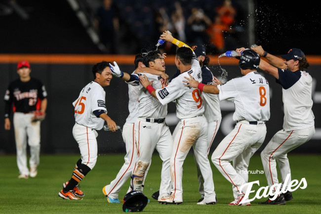 끝내기 안타 터뜨리고 축하받는 한화의 문현빈(중앙)