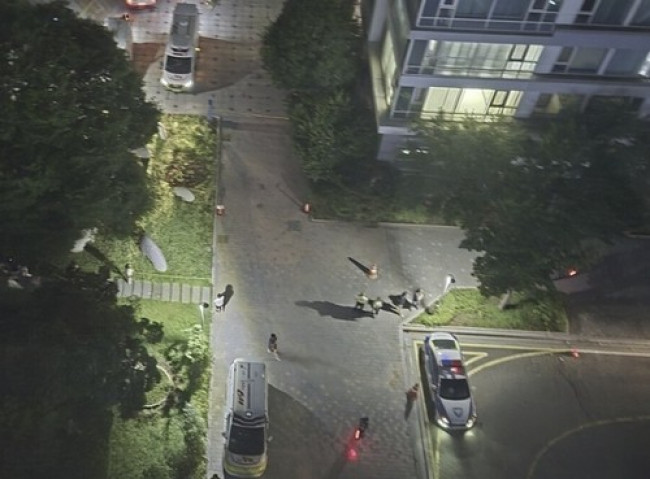 총기 사건 현장에 출동한 경찰과 소방 당국